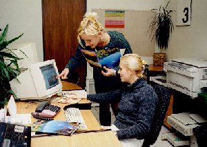 St��a �etick� a T��a Kori��kov� v kancel��i CK Retour v �elezn� Rud�