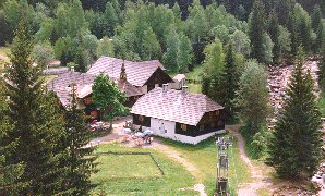 Pohled na dv�r Ant�gl od Vchynicko-tetovsk�ho plavebn�ho kan�lu