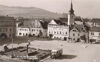 Blick aus dem Rathausturm auf Museum, 
Apotheke und Hotel Fialka